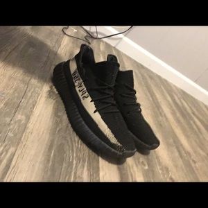 Yeezy 350 V2 Oreo Size 10 sorry no box
